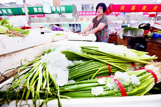 青岛天气日渐闷热 农贸市场蔬菜生鲜摊位迎夏