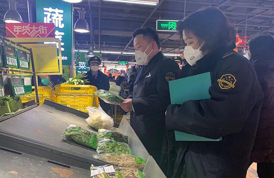 执法人员严查哄抬物价。本文图片 上海市市场监管局提供