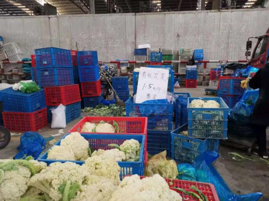 一波现场照片告诉你：上海市场蔬菜批发价格已经跌去一半，大白菜又回到“白菜价”