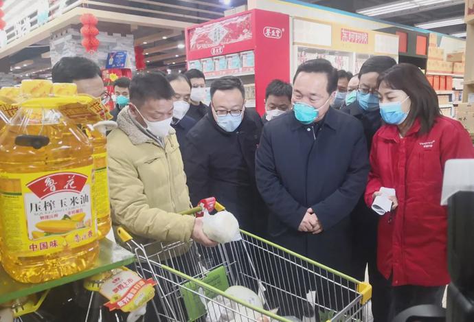 王浩到超市和蔬菜批发市场检查副食品供应和消毒防疫工作