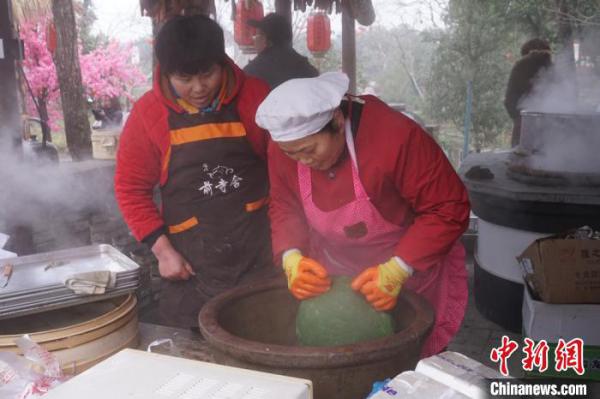 阳山前寺舍的村民们正在“抱团”制作年糕。　孙权 摄