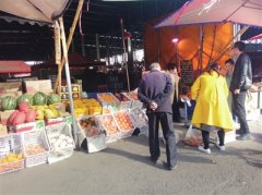 记者走访部分蔬菜水果批发市场 菜价稳中有降