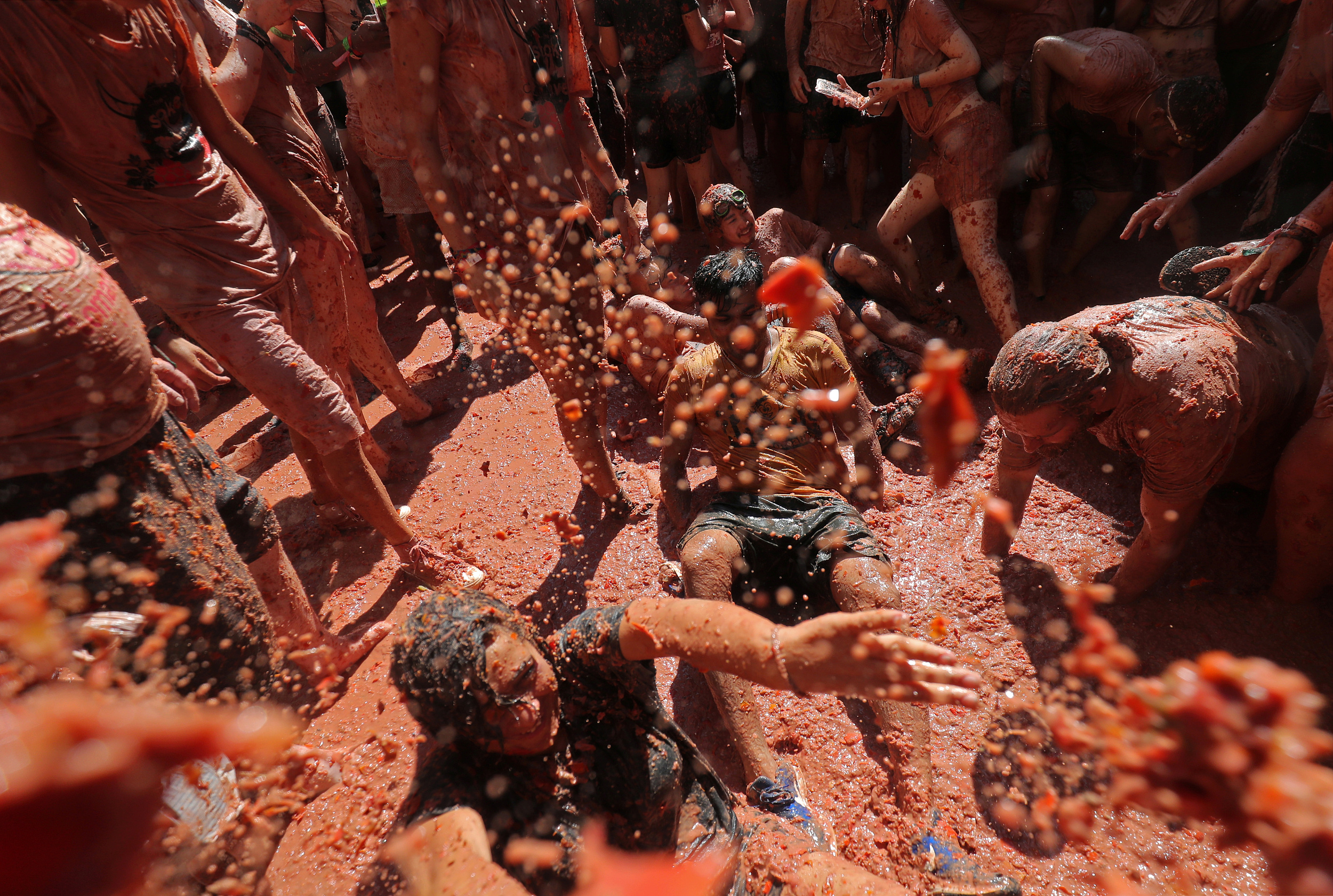 西班牙小镇举办年度番茄节 狂欢者互扔番茄湿身大战