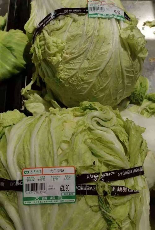 河南郑州“大商超市”白菜涨价。受访者供图