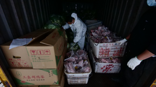 苏宁物流“战疫”摆渡人！每日集中配送超600斤蔬菜肉禽