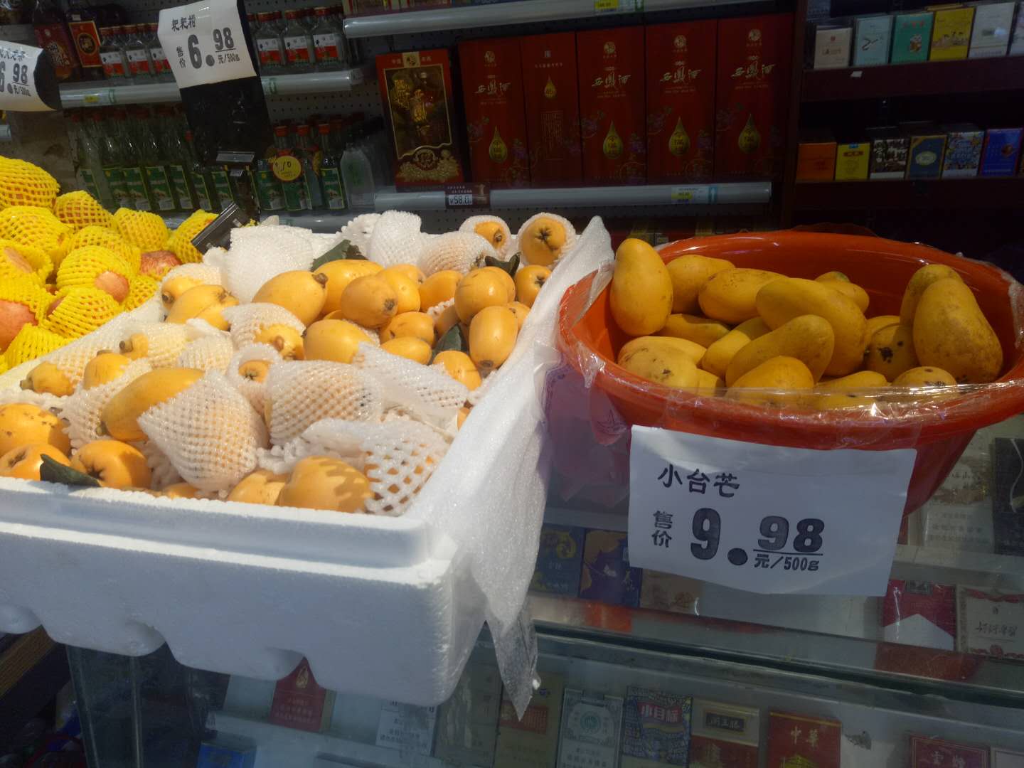 草莓芒果菠萝成水果市场销售主力