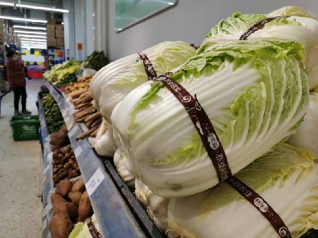 大白菜成为超市最受欢迎的蔬菜之一。长沙晚报全媒体记者 刘捷萍摄