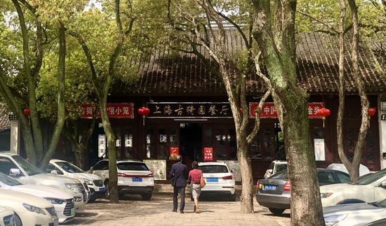春暖花开，食客三三两两地走进上海古猗园餐厅。新华社记者 王婧媛 摄