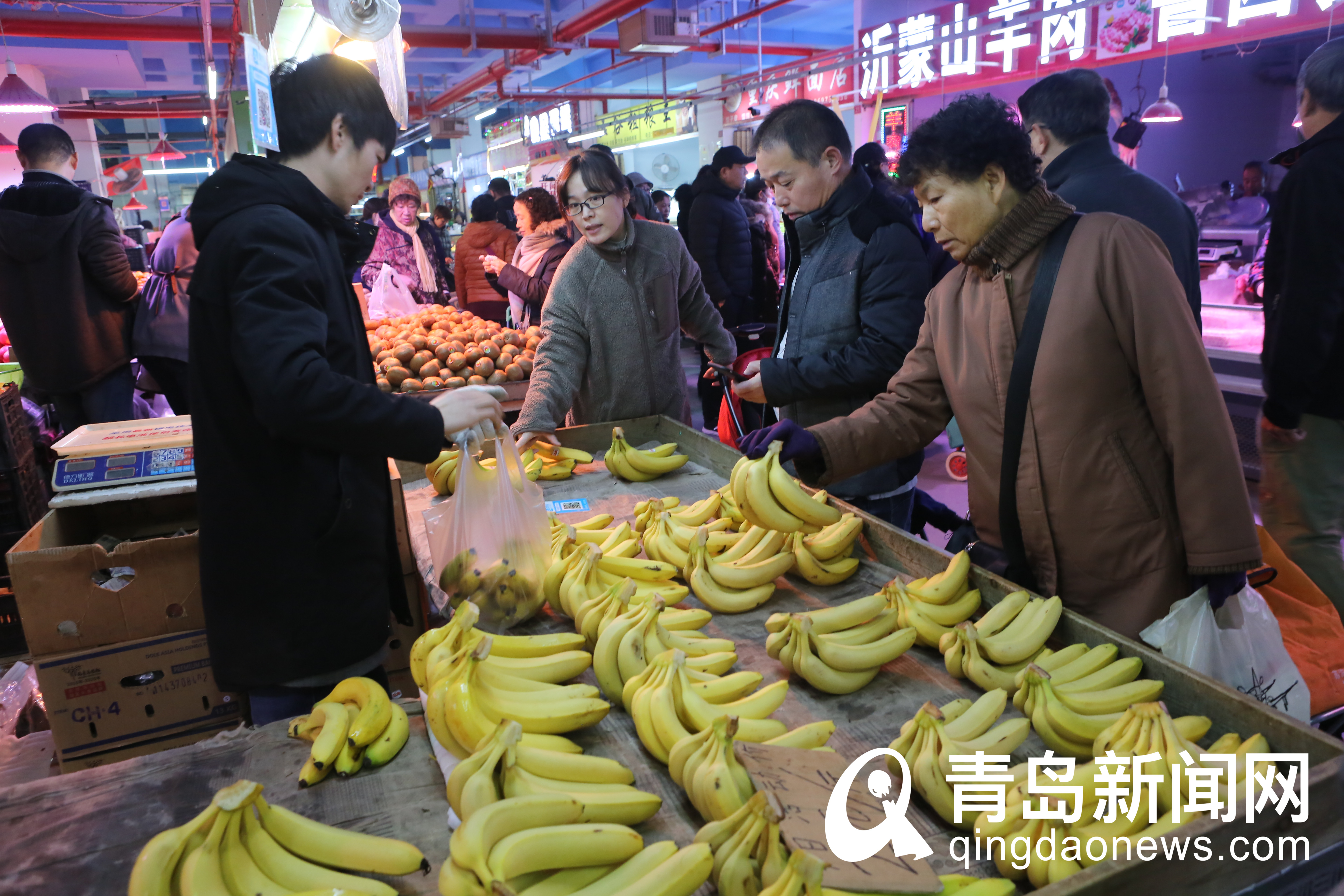 青岛这个早市香蕉白菜价热卖 摊主一上午卖千余斤