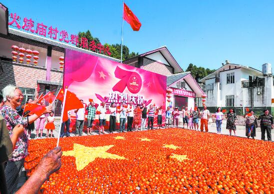 红红火火丰收了！简阳村民番茄+玉米摆国旗 歌唱我的祖国