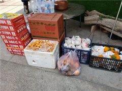 西昌市民为感谢眉山消防队员灭火保校园 送来药品和水果