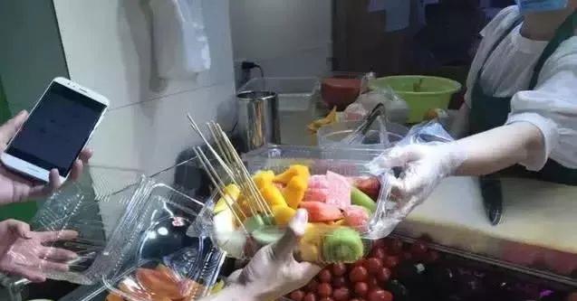 街头“水果自助餐”半斤5元听着便宜，顾客直言：不会再买第2次！