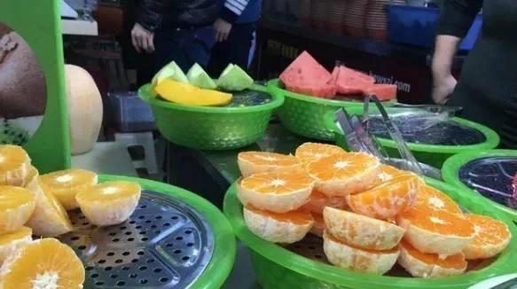 街头“水果自助餐”半斤5元听着便宜，顾客直言：不会再买第2次！
