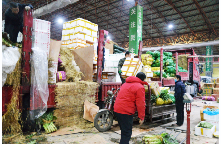 记者带你走进东疆春市场：蔬菜粮油供应充足 价格稳中有降