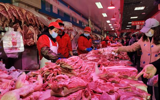 居民的猪肉消费在明显提升，进入大厅买肉的大多是居民。摄影/新京报记者 陈琳