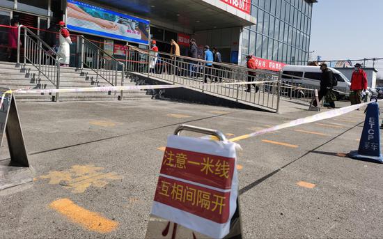 交易大厅门外，地面上画了一米线，提示顾客间隔排队。摄影/新京报记者 陈琳