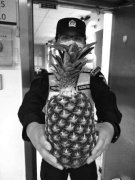 “小菠萝”送给警察蜀黍10箱菠萝