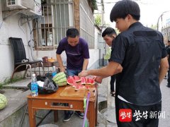 看到社工、志愿者高温中忙碌，他们送上清凉解暑的80斤大西瓜