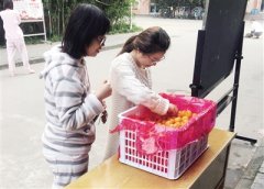 鼓励大学生垃圾分类 西安一宿管阿姨买来橘子免费领